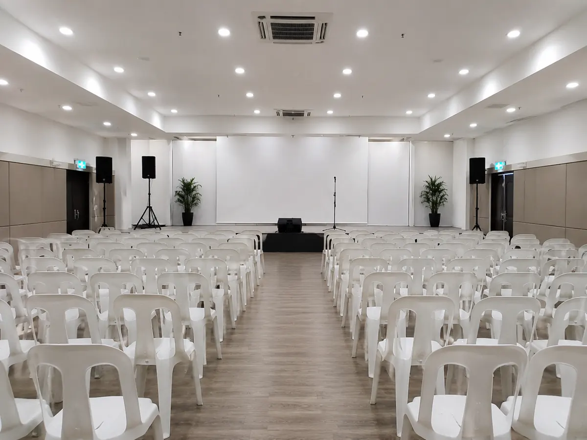 White plastic chairs arranged in rows for a seminar hall